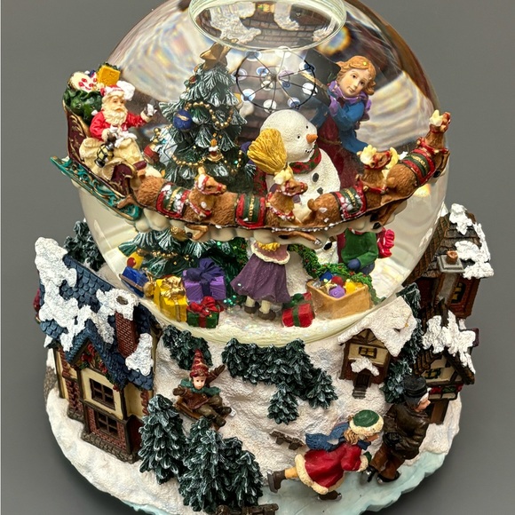 Santa sleigh snow globe by kirkland revolving outter globe vintage? - FLAWS - Picture 4 of 17